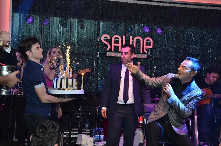 Serdar Ortaç'a sahnede doğum günü