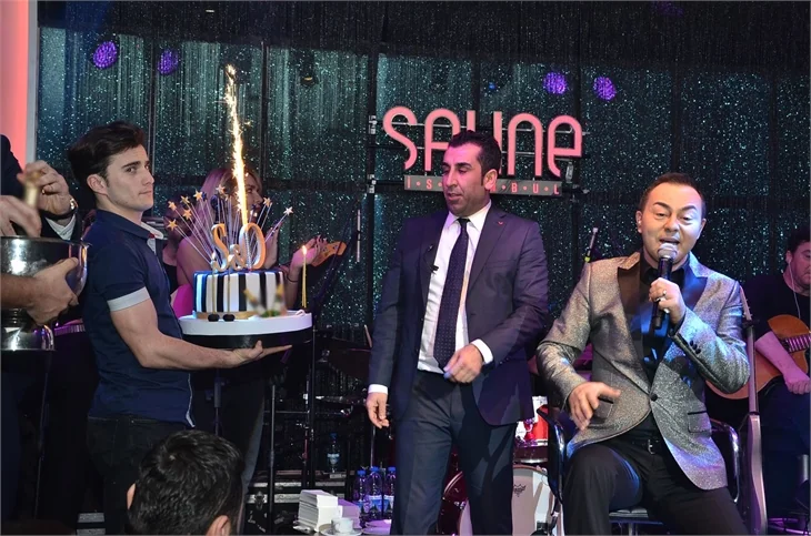 Serdar Ortaç'a sahnede doğum günü