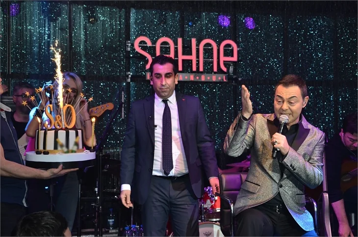 Serdar Ortaç'a sahnede doğum günü