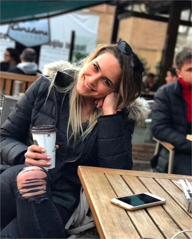 Damla Can güzelliğiyle mest ediyor