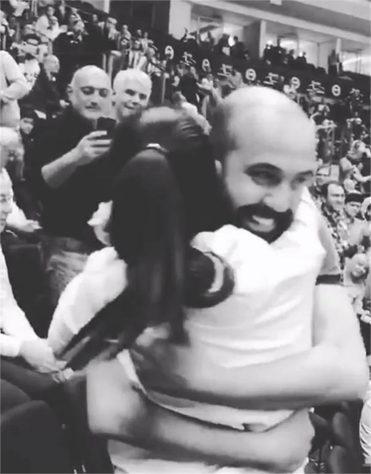 Sarp Akkaya'dan basketbol maçında evlilik teklifi!