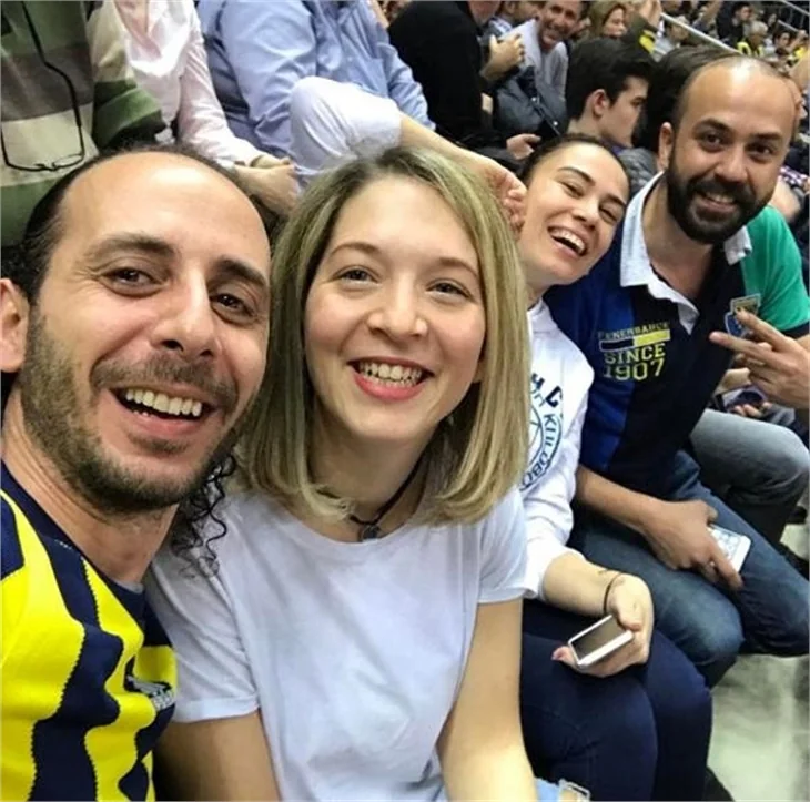 Sarp Akkaya'dan basketbol maçında evlilik teklifi!