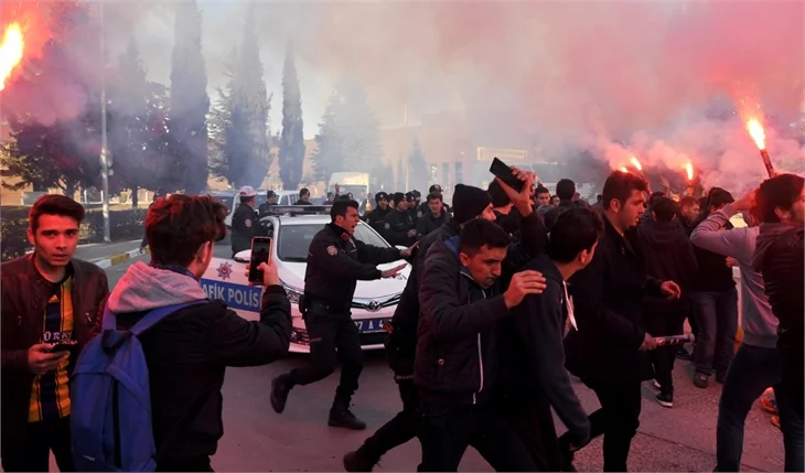 Fenerbahçe'ye Gaziantep'te protestolu karşılama