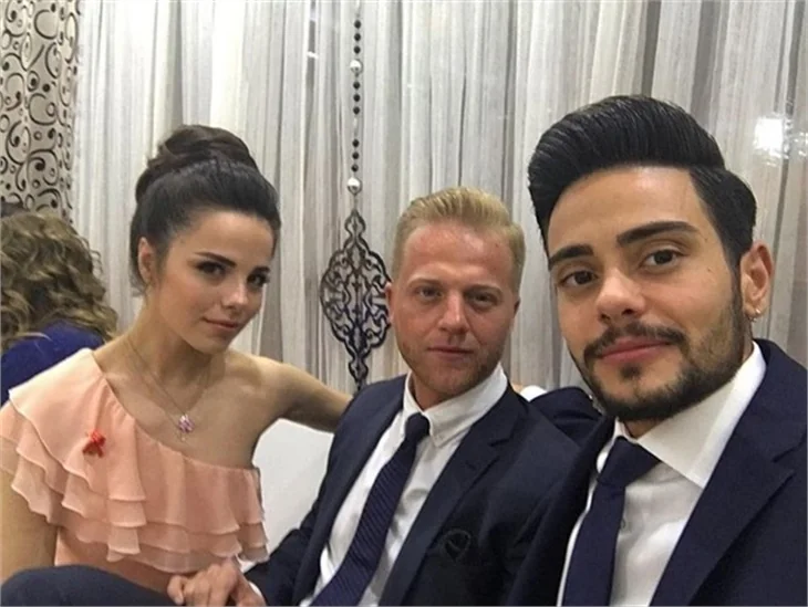 Rüzgar Erkoçlar nişanlısıyla el ele!