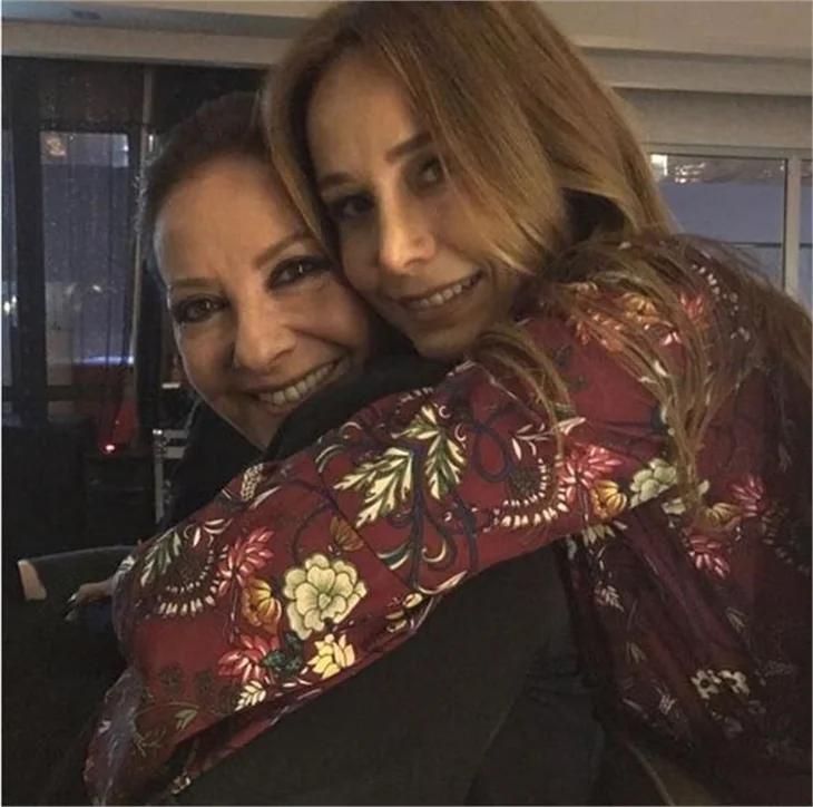 Poyraz Karayel ekibi veda yemeğinde
