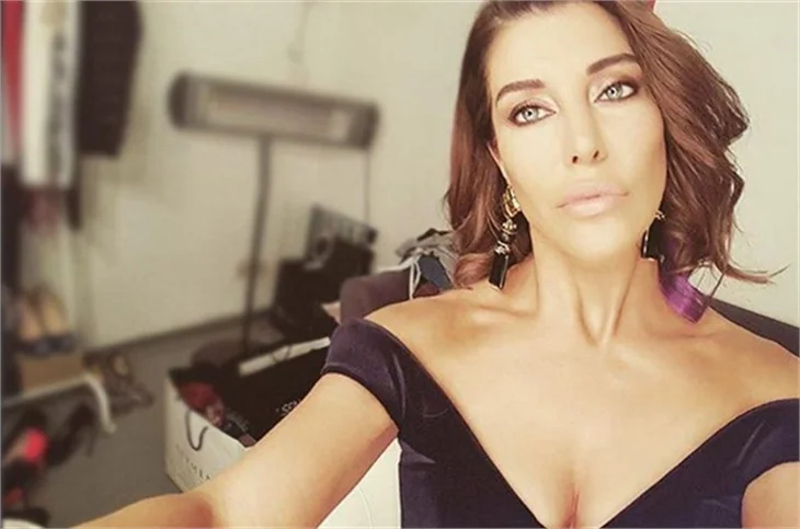 Deniz Akkaya'dan çıplak poz!