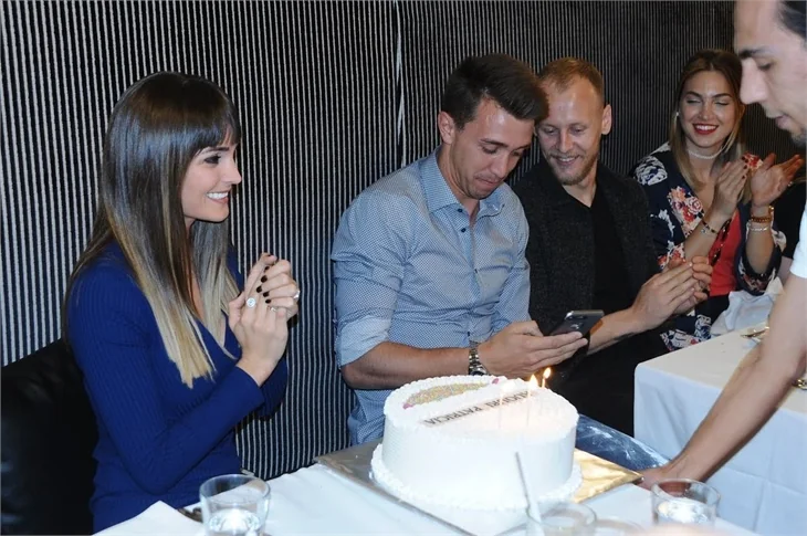 Muslera'dan eşine sürpriz parti!