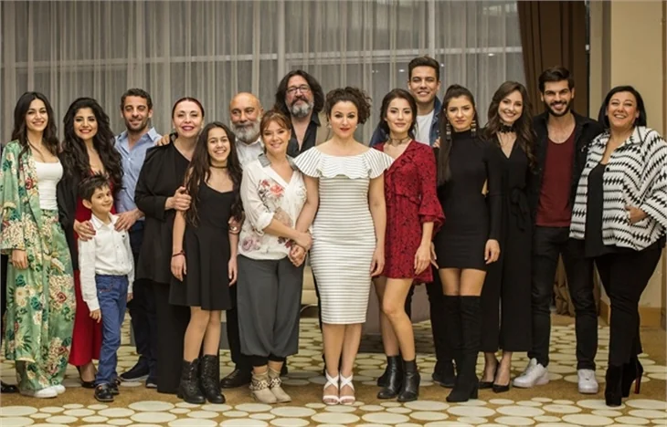 Yeni Gelin'e gala yemeği