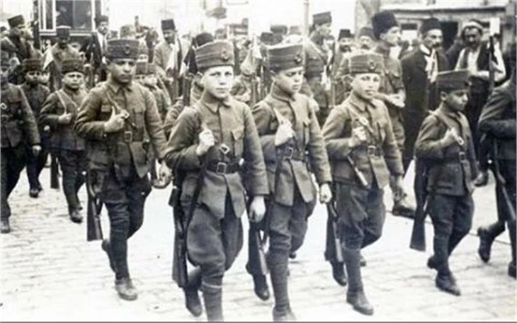 Ünlü isimlerin 18 Mart paylaşımları!