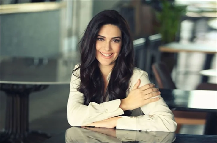 Bergüzar Korel boş zamanlarını kafesinde geçiriyor