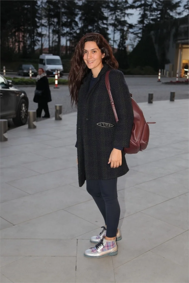 Bergüzar Korel boş zamanlarını kafesinde geçiriyor