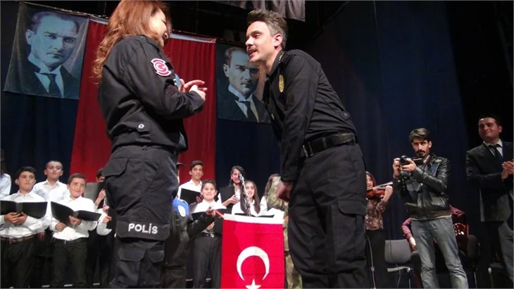 Polis günü kutlamasında sahnede evlenme teklifi!