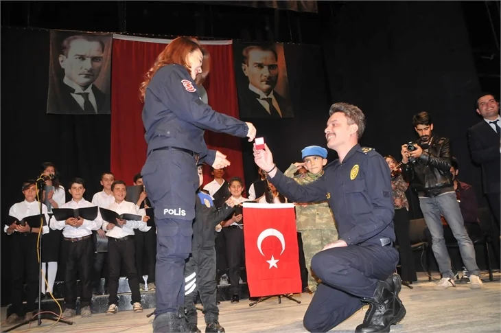 Polis günü kutlamasında sahnede evlenme teklifi!