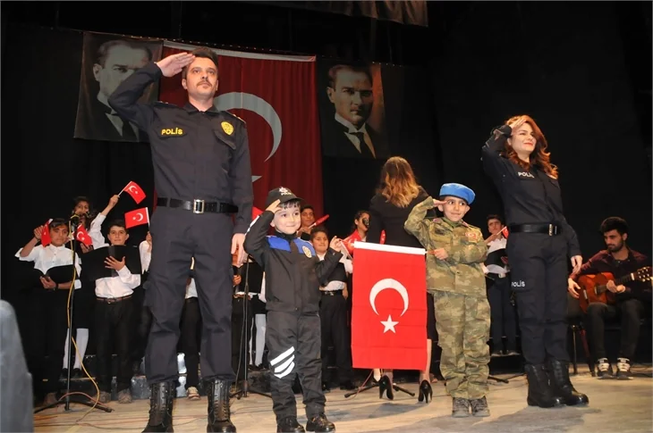 Polis günü kutlamasında sahnede evlenme teklifi!