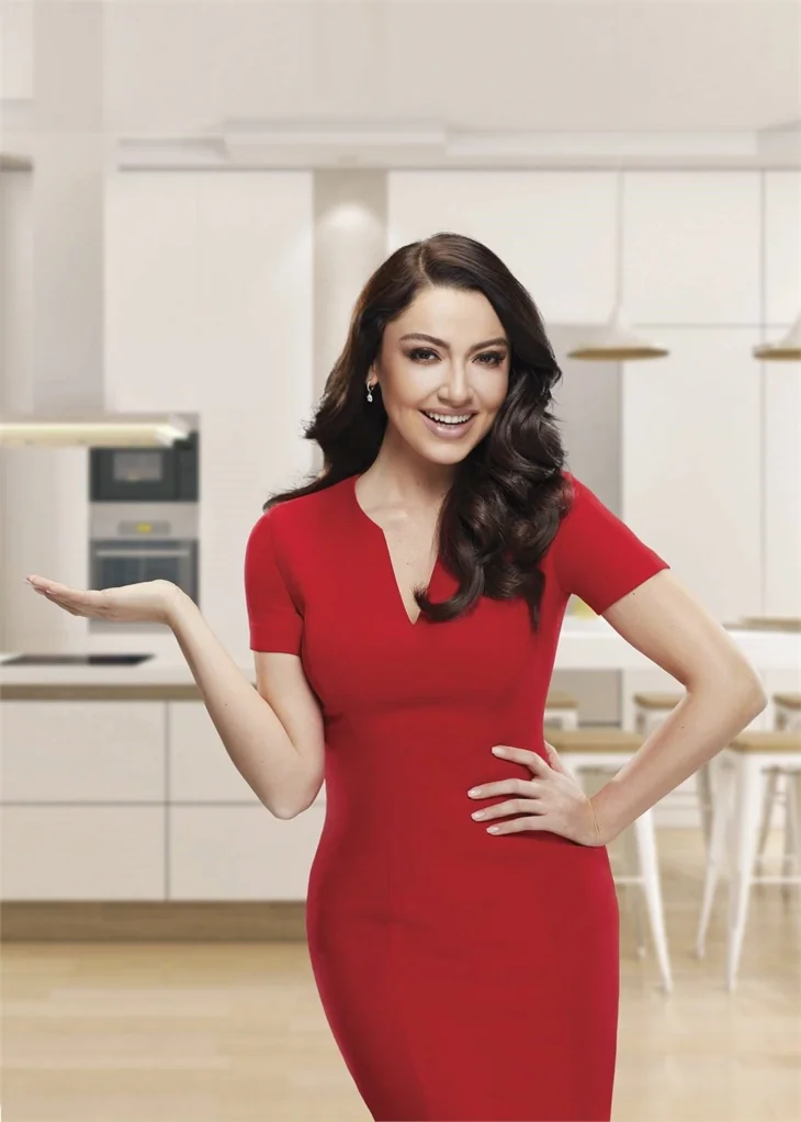 Hadise paraya kıydı!