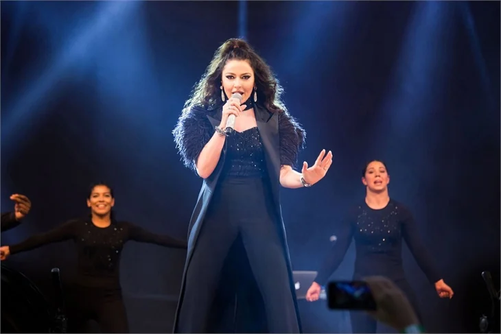 Hadise paraya kıydı!