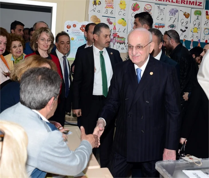 Siyasiler referandumda böyle oy kullandılar