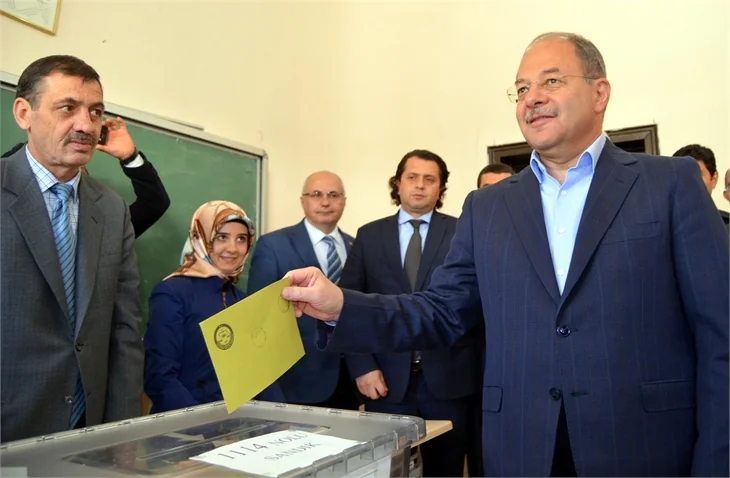 Siyasiler referandumda böyle oy kullandılar