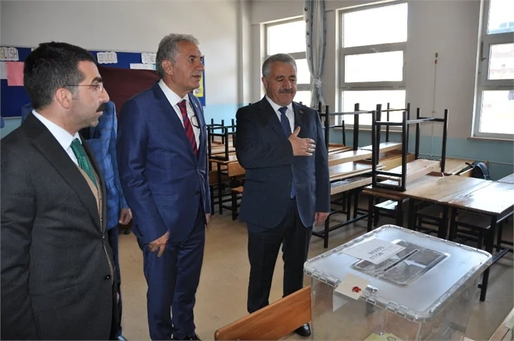 Siyasiler referandumda böyle oy kullandılar