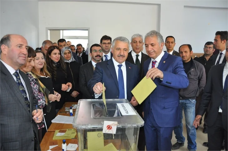 Siyasiler referandumda böyle oy kullandılar