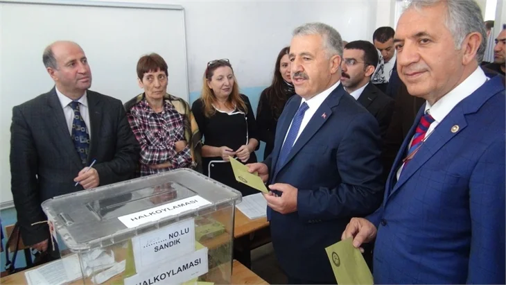Siyasiler referandumda böyle oy kullandılar