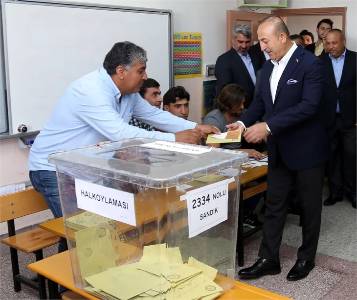 Siyasiler referandumda böyle oy kullandılar