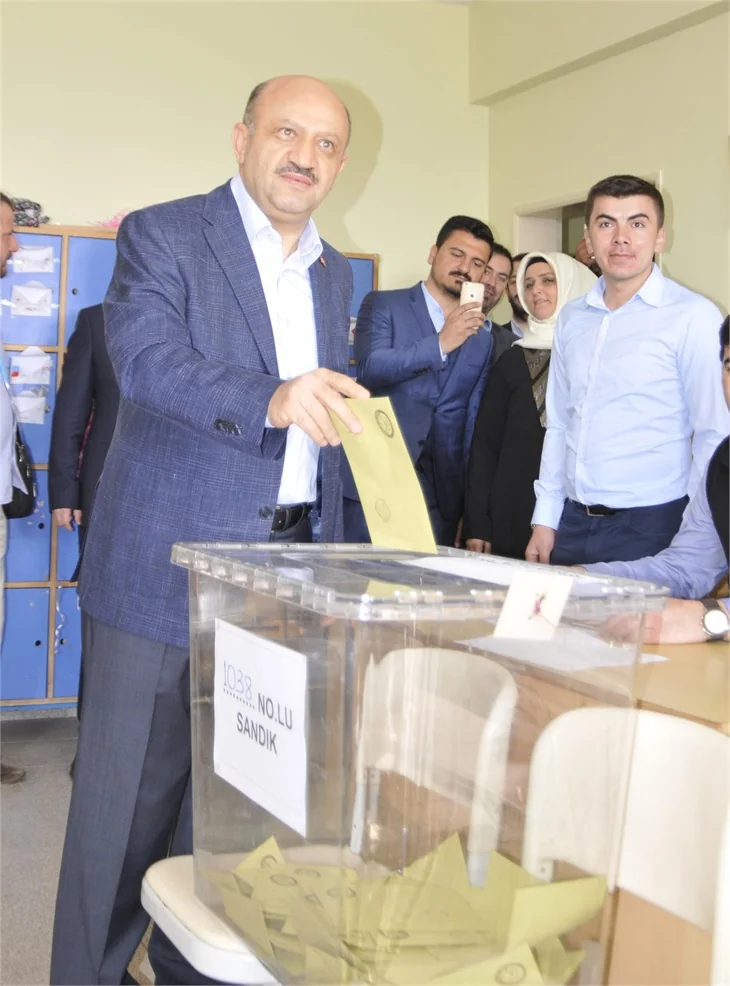 Siyasiler referandumda böyle oy kullandılar