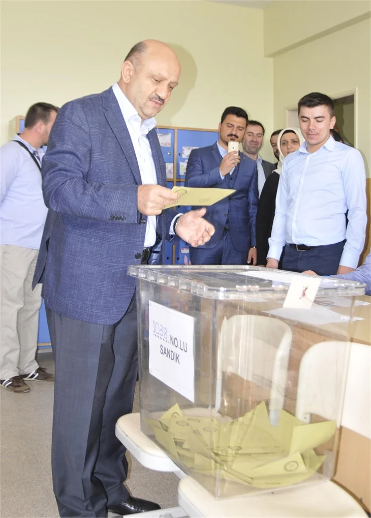 Siyasiler referandumda böyle oy kullandılar