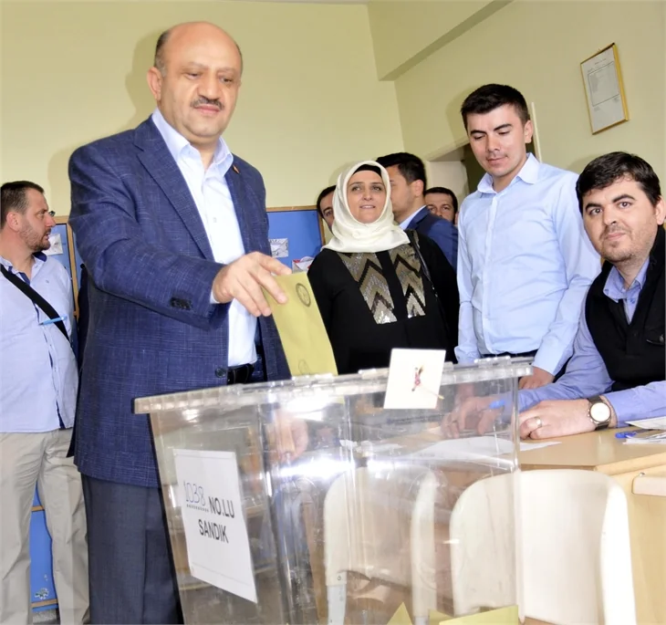 Siyasiler referandumda böyle oy kullandılar