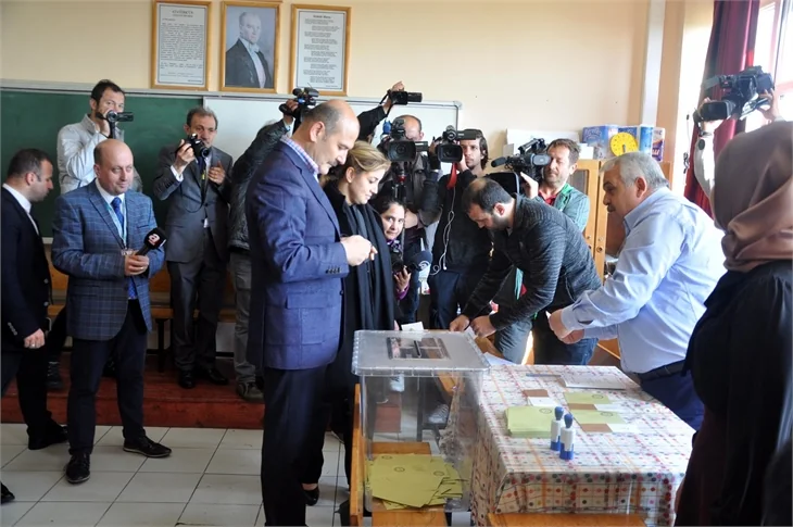 Siyasiler referandumda böyle oy kullandılar