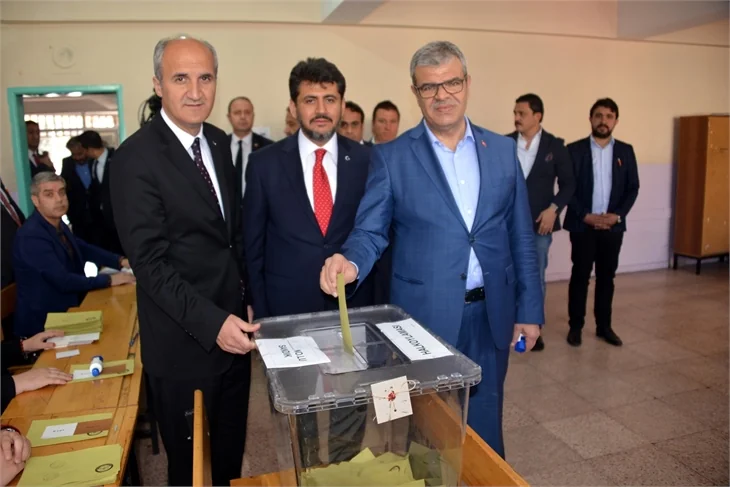 Siyasiler referandumda böyle oy kullandılar