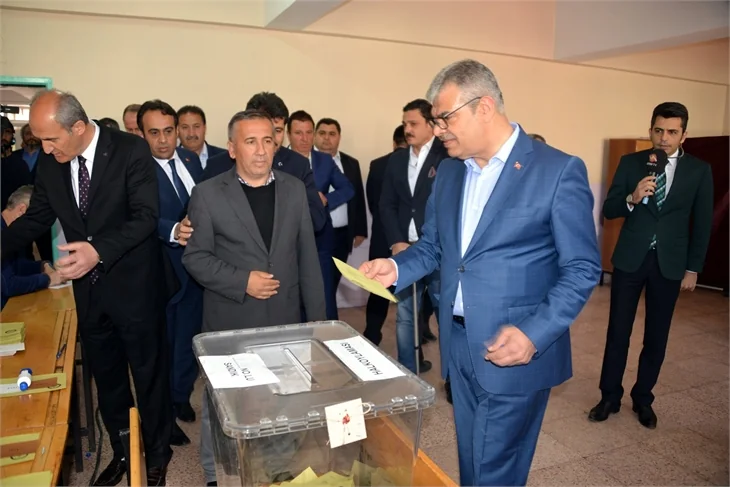 Siyasiler referandumda böyle oy kullandılar
