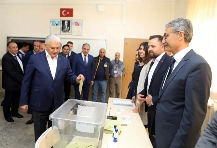 Siyasiler referandumda böyle oy kullandılar