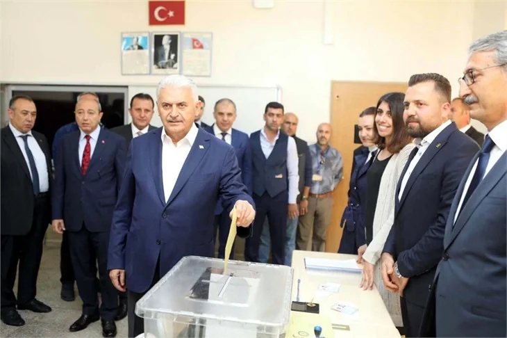 Siyasiler referandumda böyle oy kullandılar