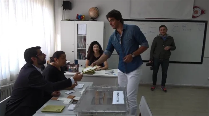 Ünlüler referandumda sandık başında...