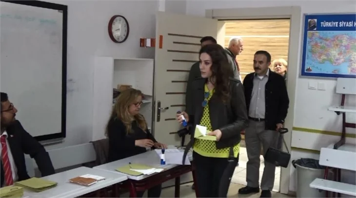 Ünlüler referandumda sandık başında...