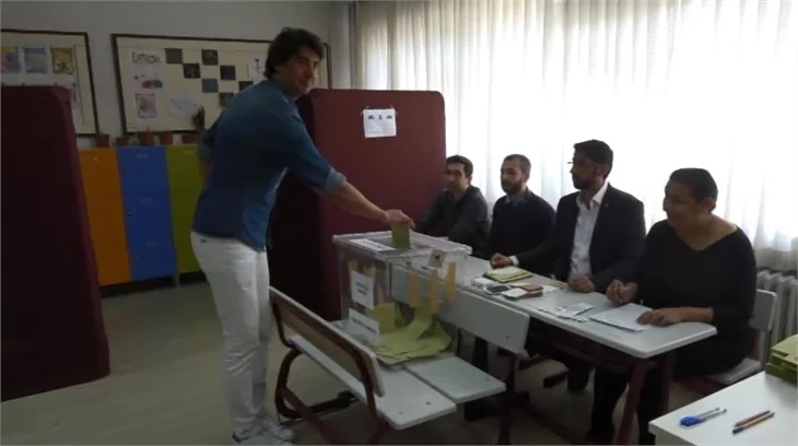 Ünlüler referandumda sandık başında...