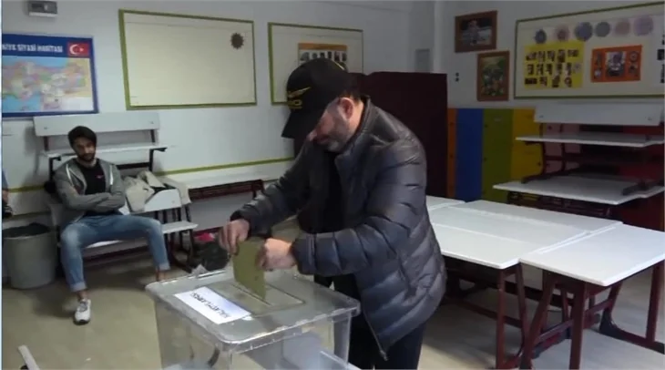 Ünlüler referandumda sandık başında...