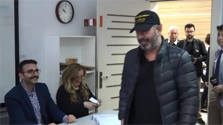 Ünlüler referandumda sandık başında...