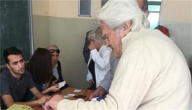 Ünlüler referandumda sandık başında...