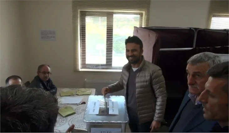 Ünlüler referandumda sandık başında...