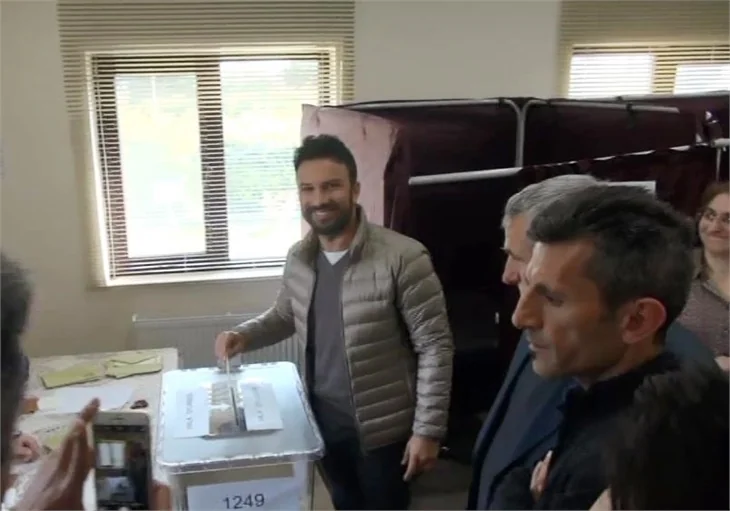 Ünlüler referandumda sandık başında...