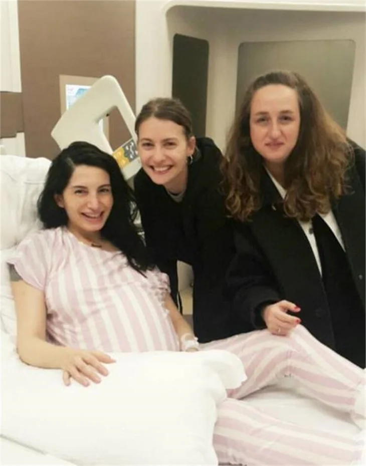 Başak Sayan ikizleriyle ilk pozunu verdi