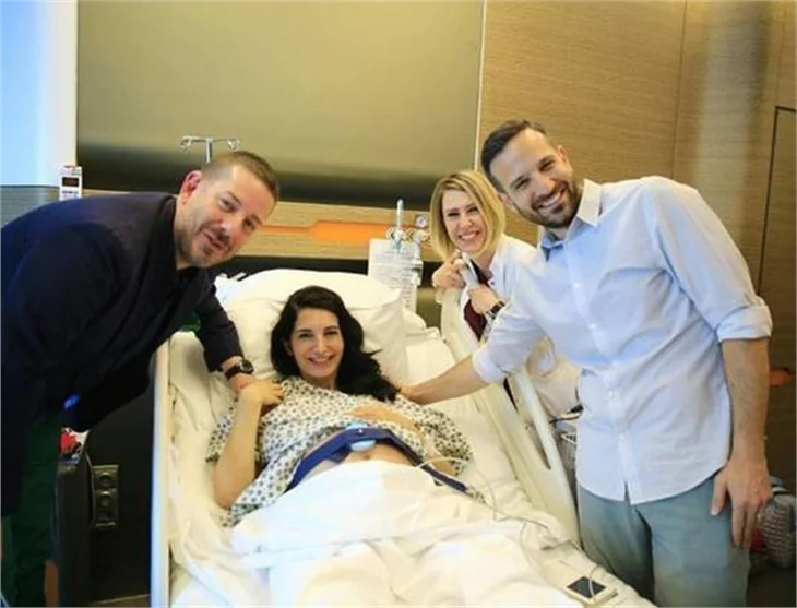 Başak Sayan ikizleriyle ilk pozunu verdi