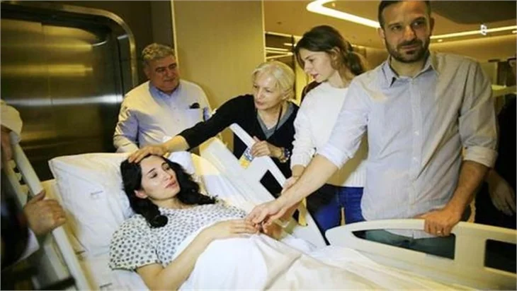 Başak Sayan ikizleriyle ilk pozunu verdi