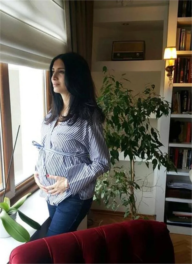 Başak Sayan ikizleriyle ilk pozunu verdi