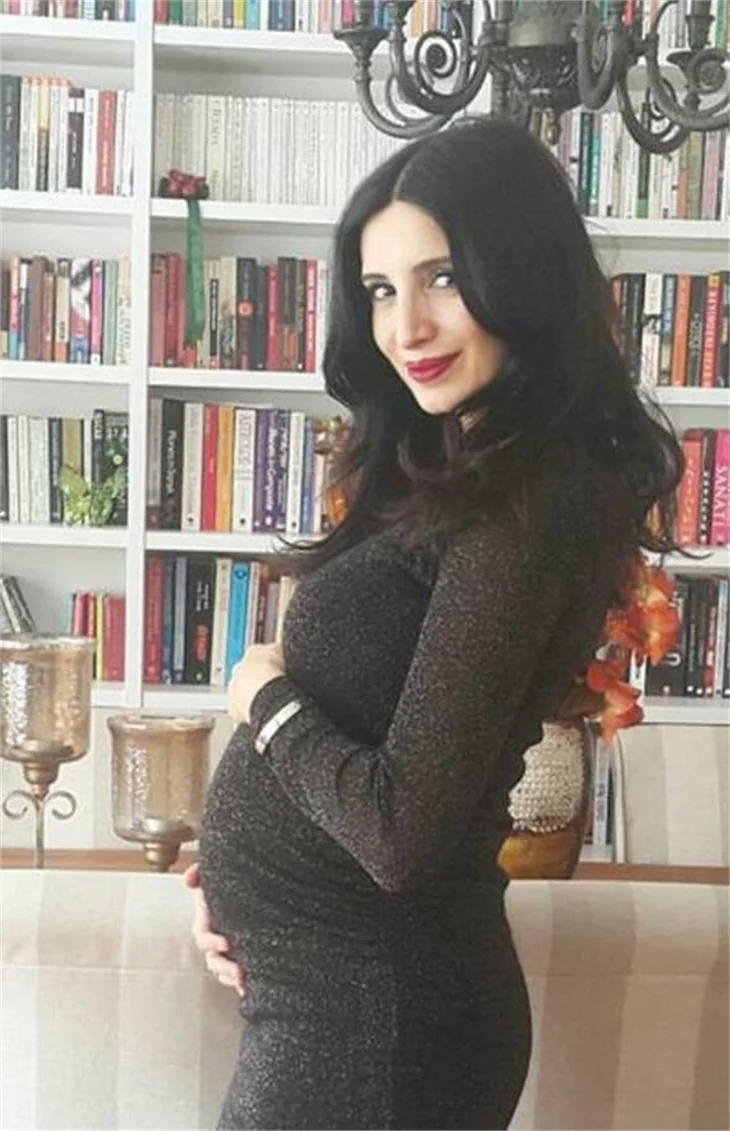 Başak Sayan ikizleriyle ilk pozunu verdi