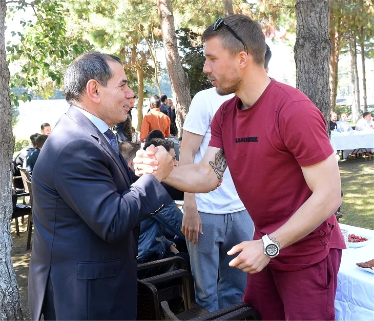 Podolski'den "Nusret taklidi"