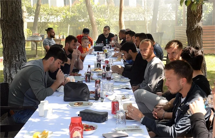 Podolski'den "Nusret taklidi"