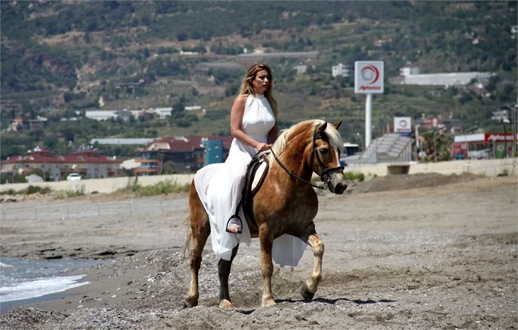 Sırp popçu Ana Kokiç, Alanya'da klip çekti